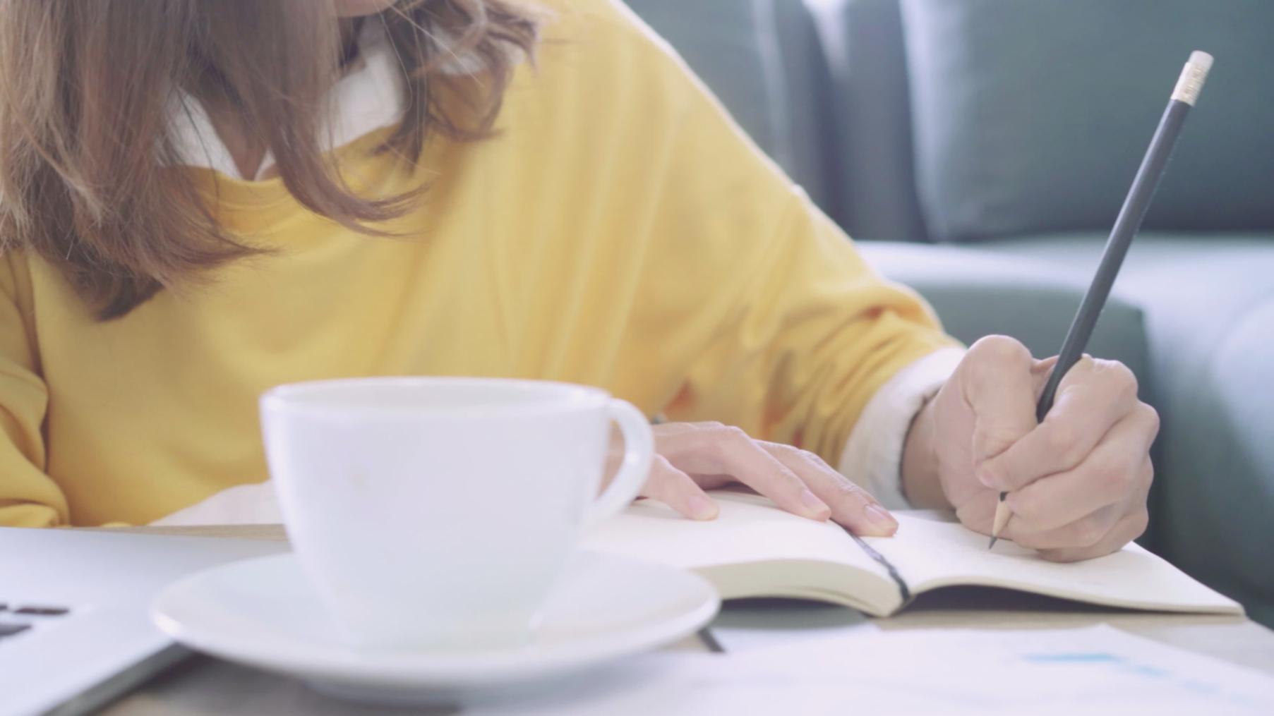 Moderner Schulungsraum mit technischer Ausstattung für Online-Masterclasses